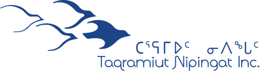 Logo de TNI Taqramiut Nipingat Incorporated ᑕᕐᕋᒥᐅᑦ ᓂᐱᖓᑦ